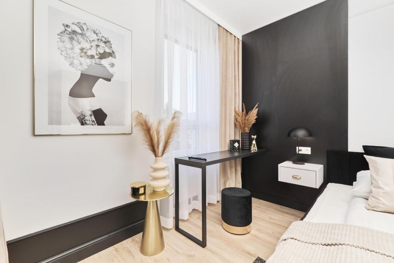 Apartment Deluxe Studio Braniborska Near Market Square -with Free Garage By Renters Breslau